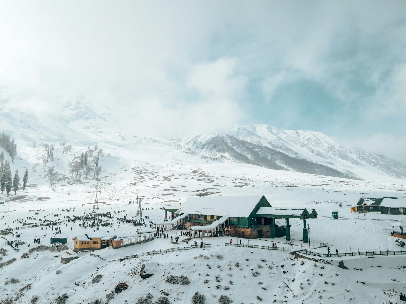 Gulmarg Dips to -6.5°C as Cold Wave Intensifies Across Kashmir | A Traveler’s Guide